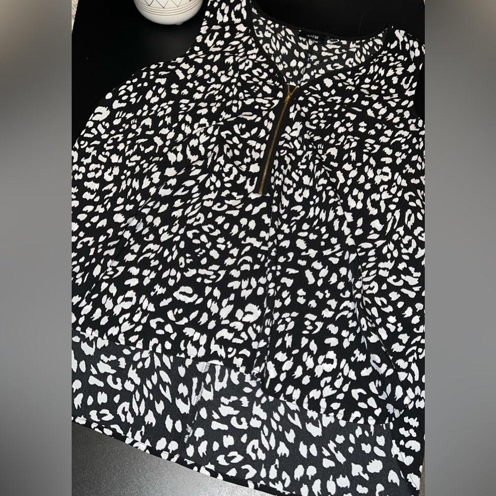 APT 9 Hi Low Black and White Leopard Print top with Gold Zipper Size XL Like New